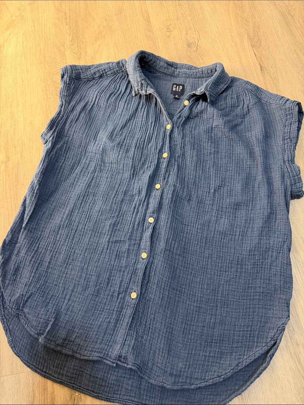 GAP Sleeveless Button-Down Top in Washed Blue